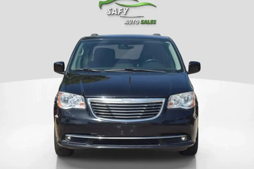 2016 Chrysler Town & Country Touring photo 1