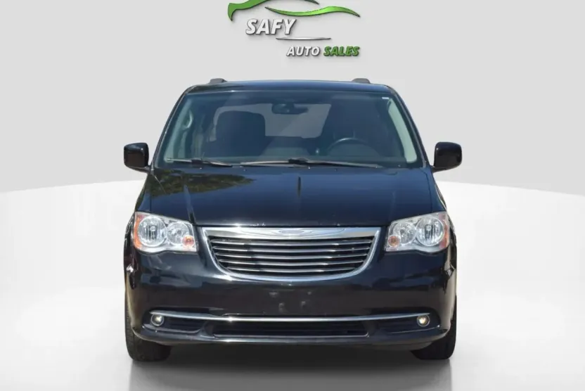 2016 Chrysler Town & Country Touring photo 1