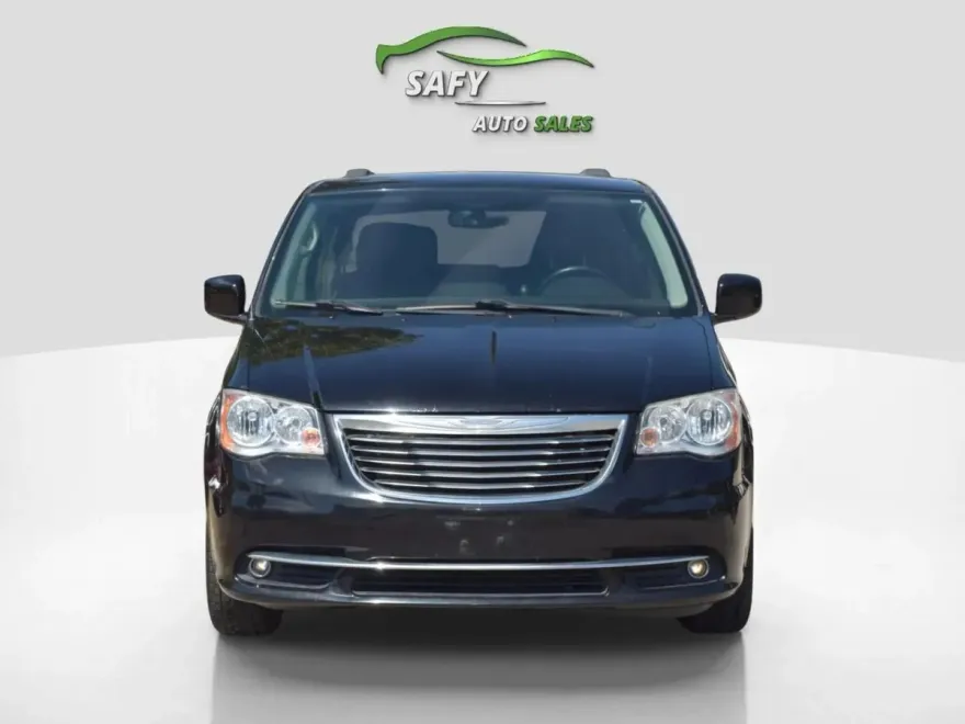 2016 Chrysler Town & Country Touring photo 1