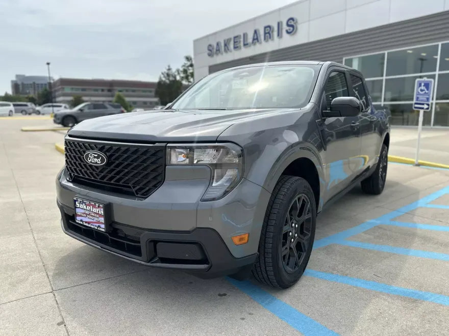 2025 Ford Maverick XLT photo 1