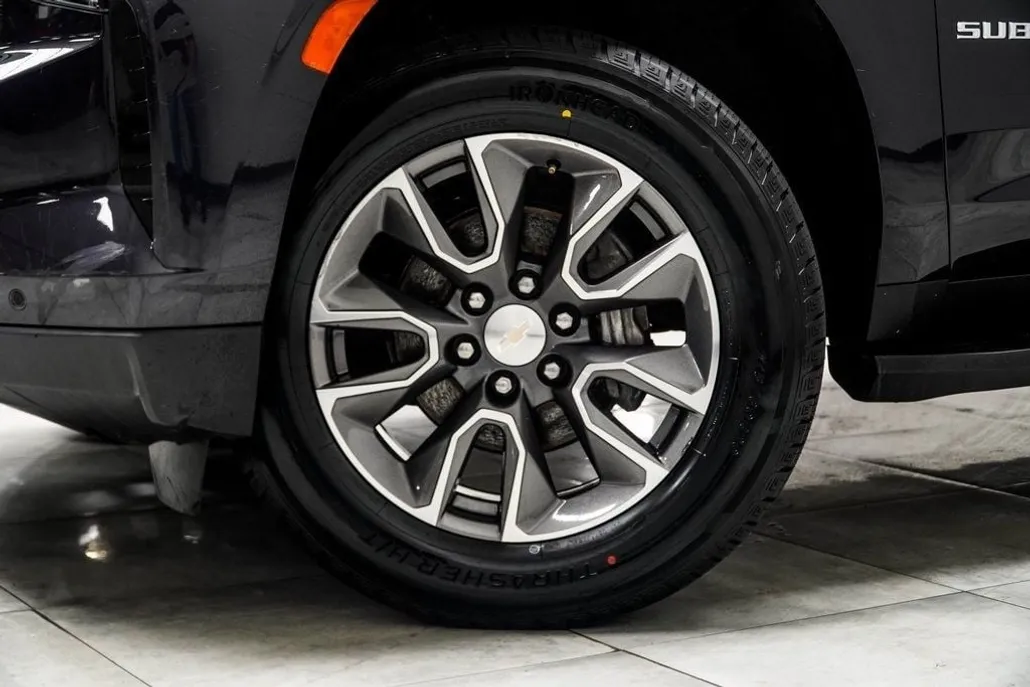 2022 Chevrolet Suburban LT photo 1