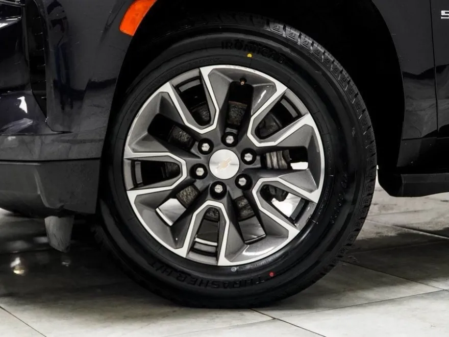 2022 Chevrolet Suburban LT photo 1