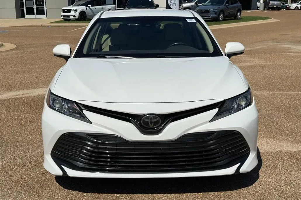 2018 Toyota Camry LE photo 1