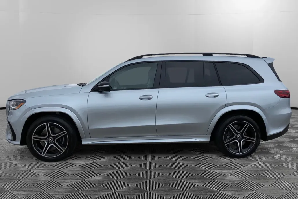 2025 Mercedes Benz GLS 450 4MATIC photo 1