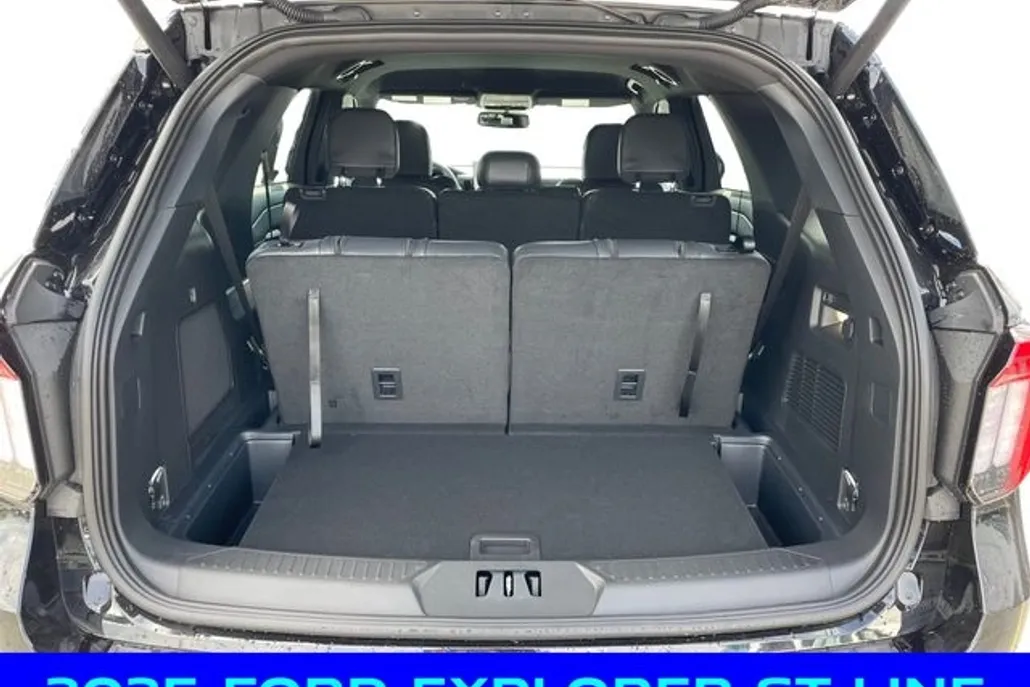 2025 Ford Explorer ST-Line photo 1