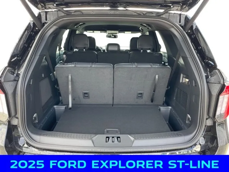2025 Ford Explorer ST-Line photo 1