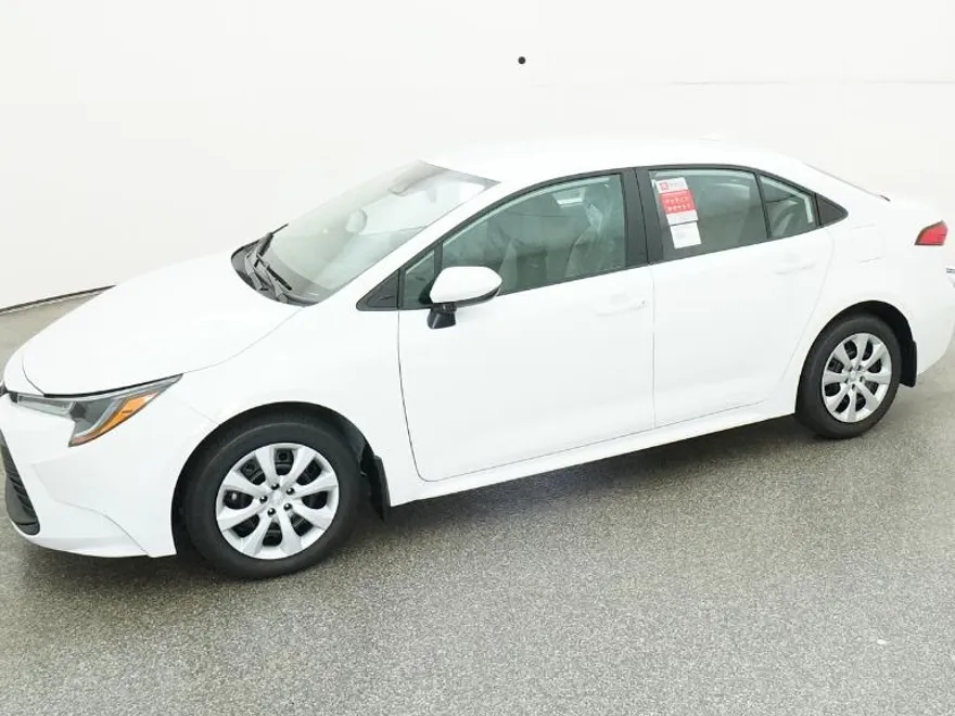 2025 Toyota Corolla LE photo 1