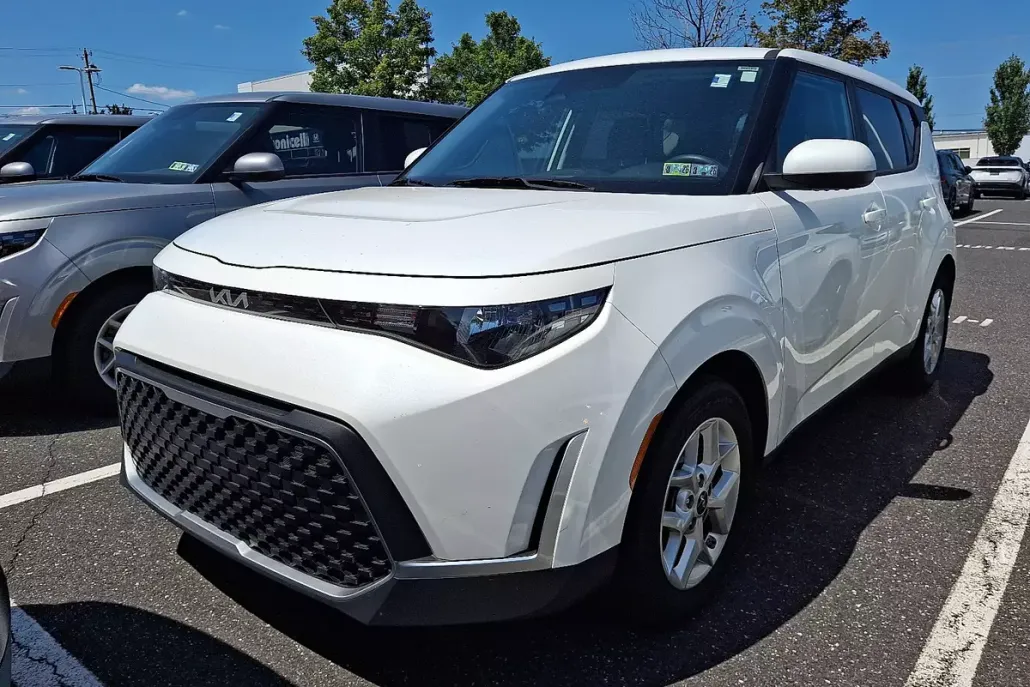 2024 Kia Soul LX photo 1