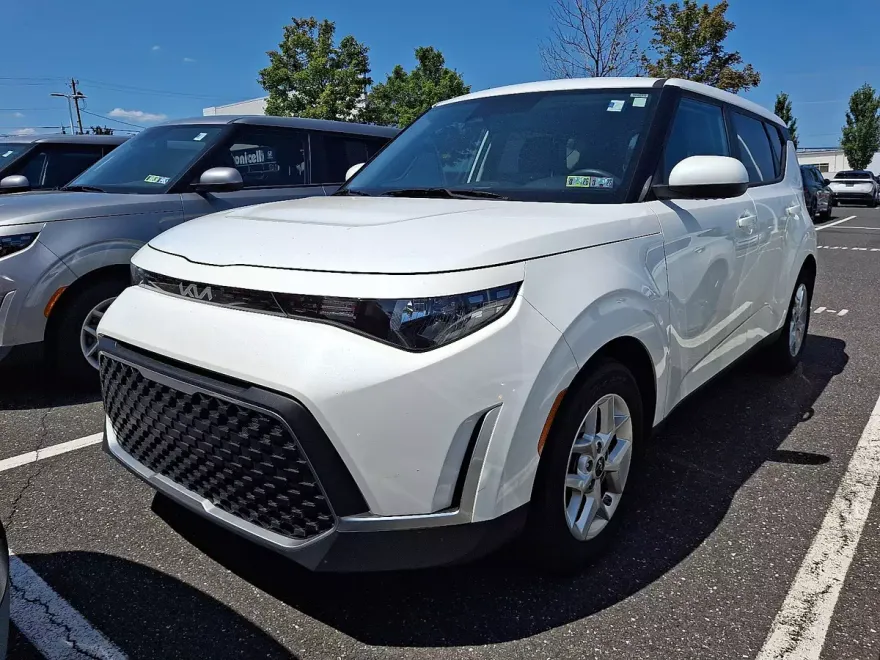 2024 Kia Soul LX photo 1