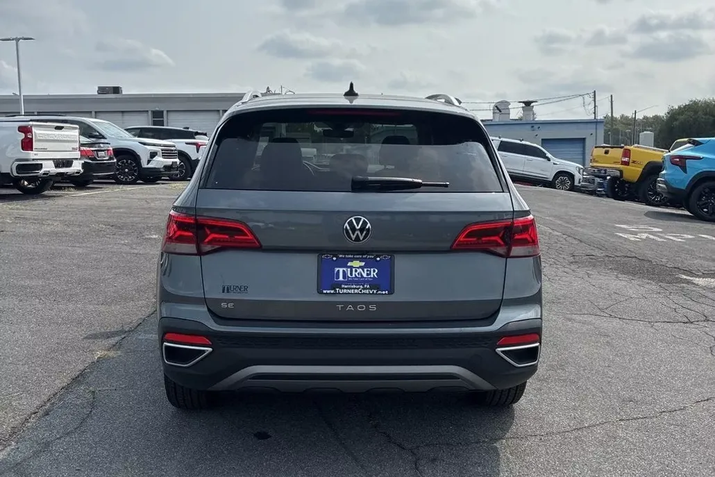 2024 Volkswagen Taos SE photo 1