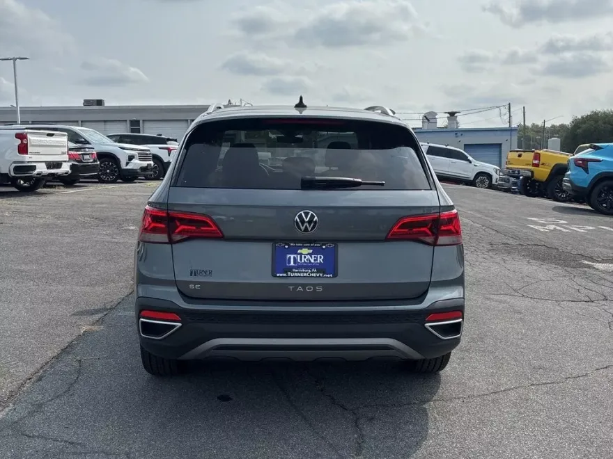 2024 Volkswagen Taos SE photo 1