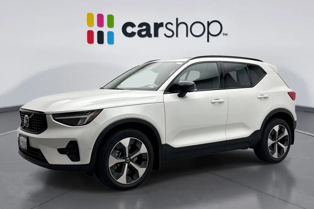 2023 Volvo XC40 Plus photo 1