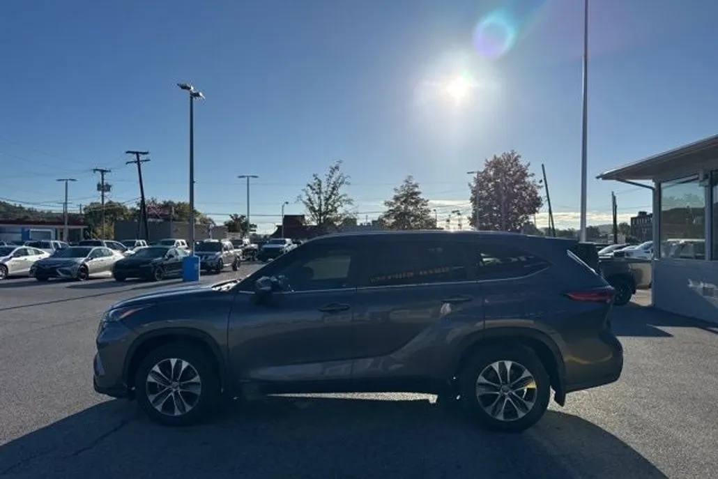2023 Toyota Highlander Hybrid XLE photo 1