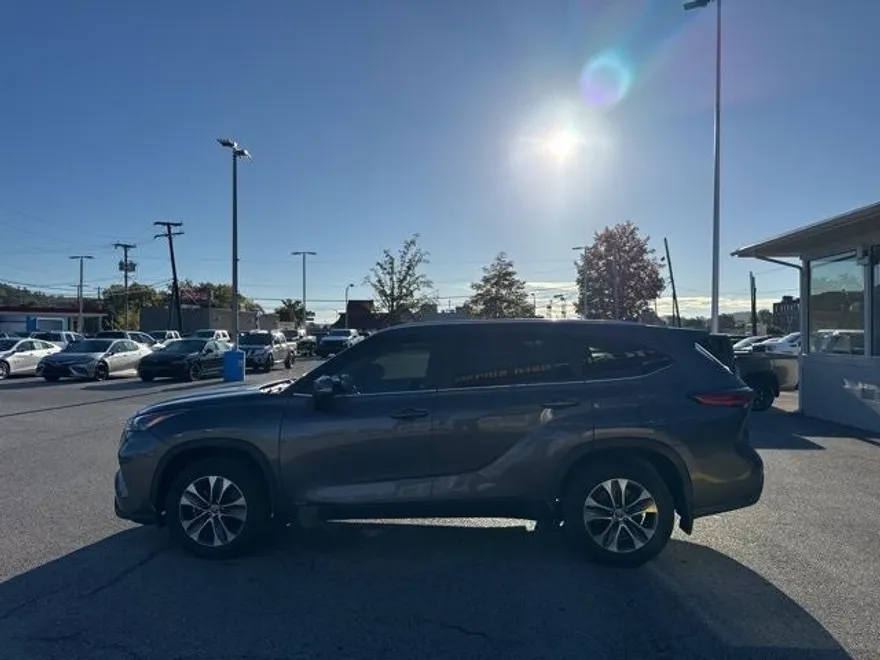 2023 Toyota Highlander Hybrid XLE photo 1