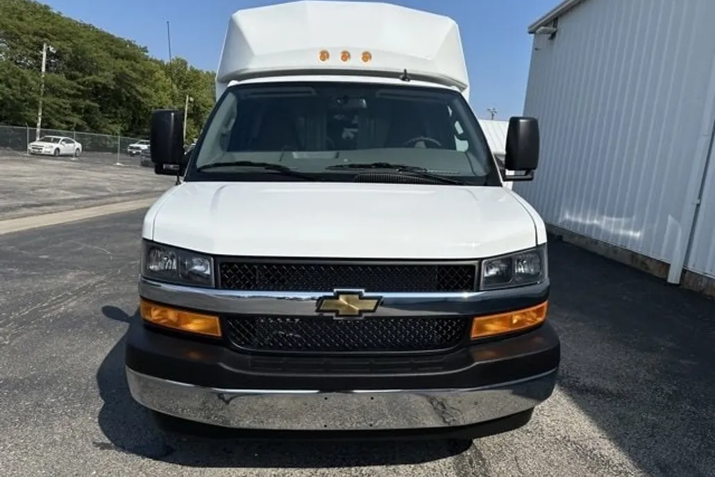 2025 Chevrolet Express Cutaway 3500 photo 1