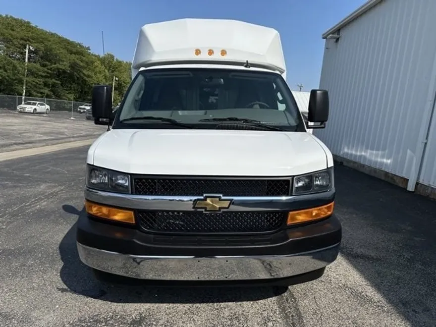 2025 Chevrolet Express Cutaway 3500 photo 1