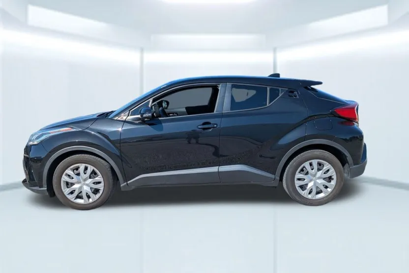 2021 Toyota C-HR LE photo 1