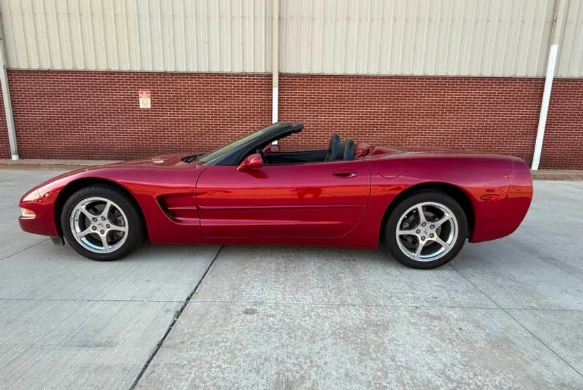 2002 Chevrolet Corvette photo 1