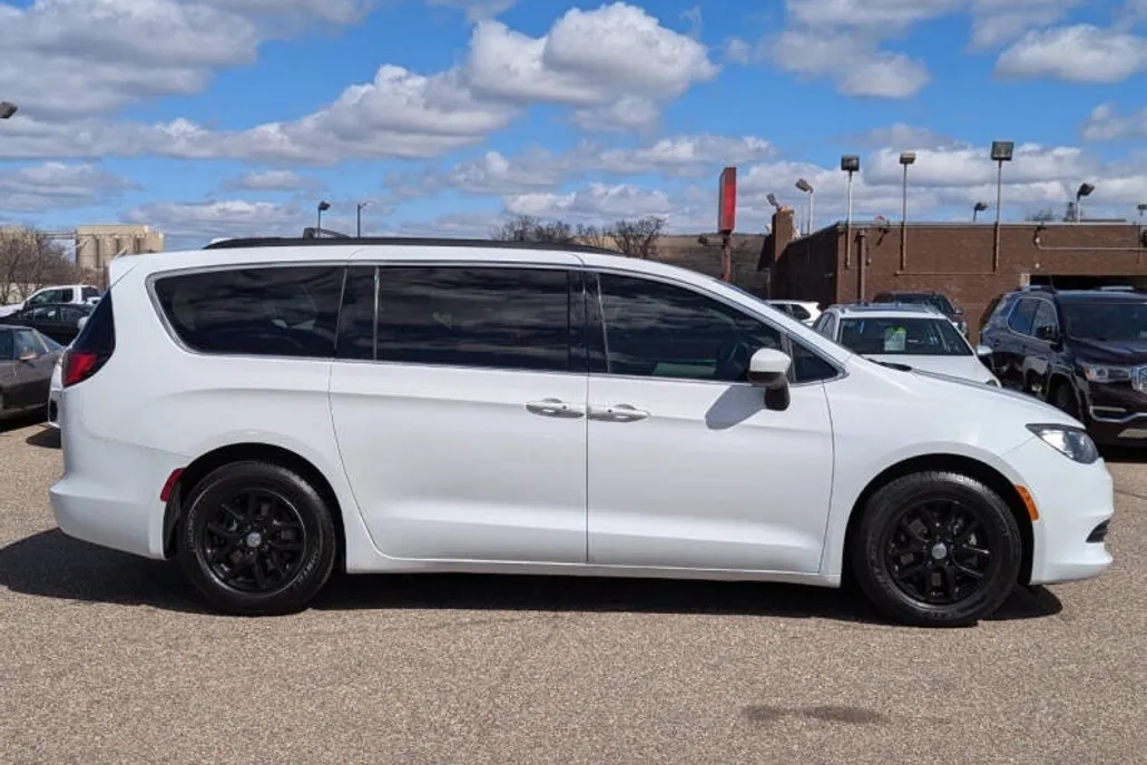 2020 Chrysler Voyager LXi photo 1