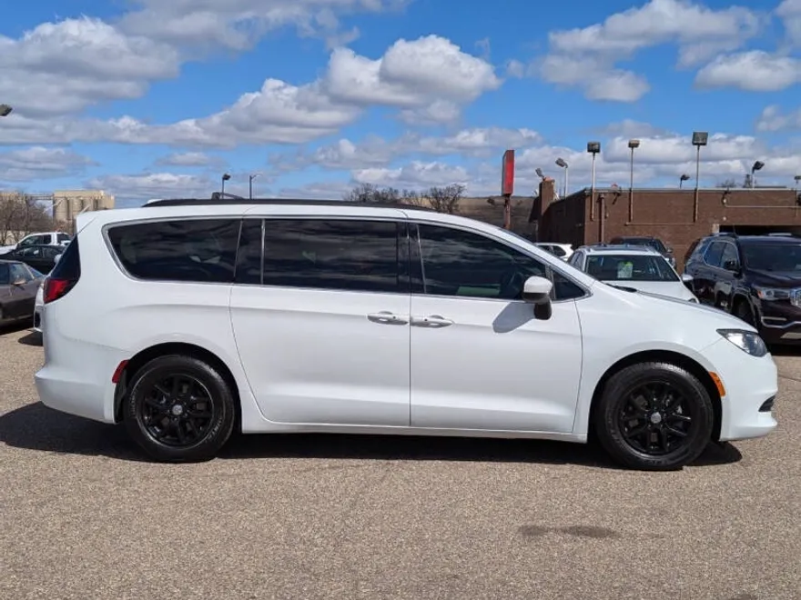 2020 Chrysler Voyager LXi photo 1