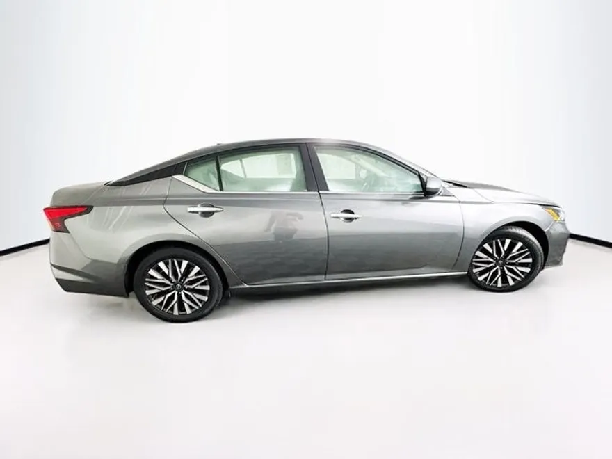 2023 Nissan Altima 2.5 SV photo 1
