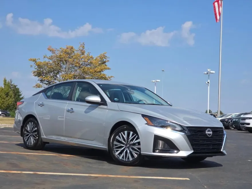 2025 Nissan Altima 2.5 SV photo 1