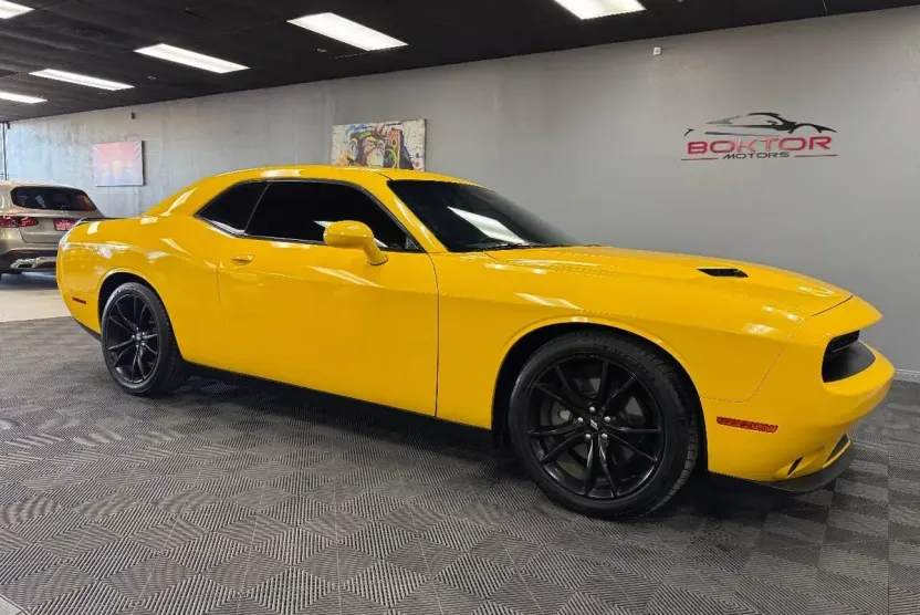 2018 Dodge Challenger SXT Plus photo 1