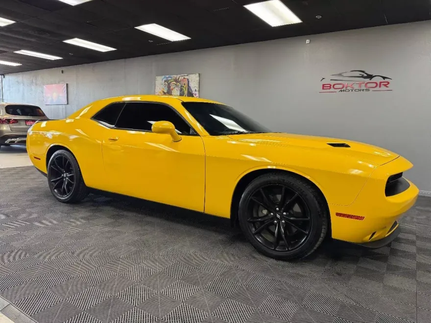 2018 Dodge Challenger SXT Plus photo 1