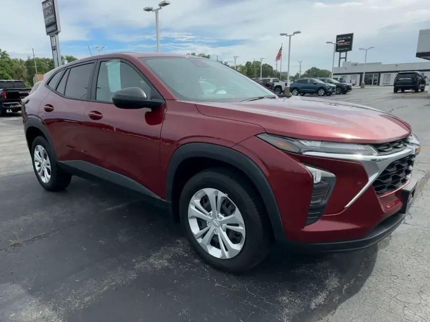 2024 Chevrolet Trax LS photo 1