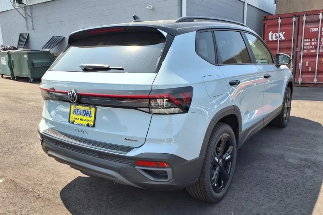 2025 Volkswagen Taos SE photo 1
