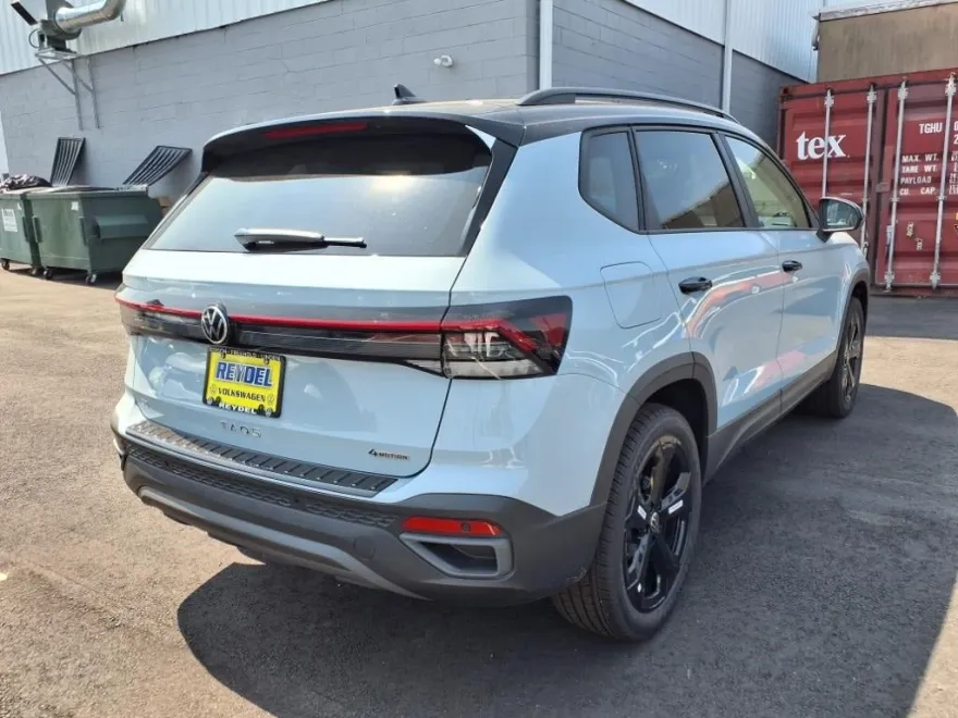 2025 Volkswagen Taos SE photo 1