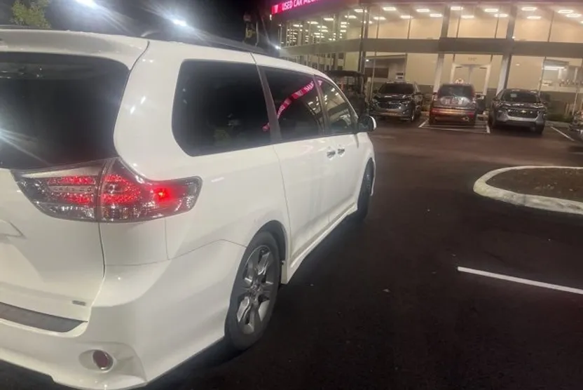 2014 Toyota Sienna SE photo 1