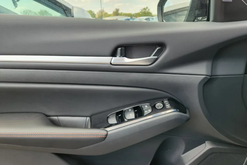 2025 Nissan Altima SR photo 1