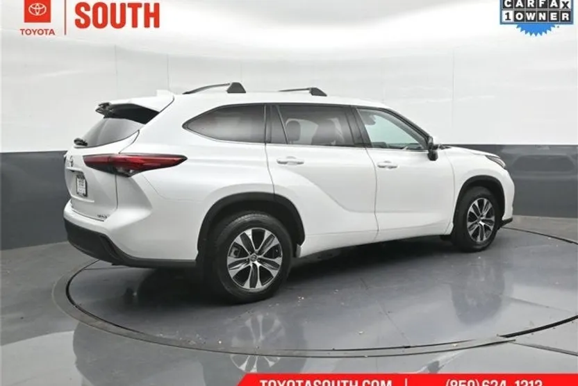 2022 Toyota Highlander XLE photo 1