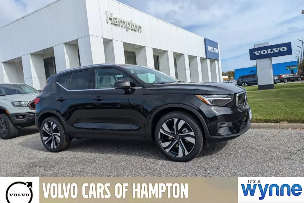 2025 Volvo XC40 Plus photo 1