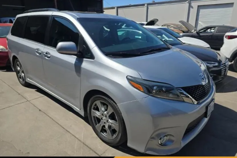 2017 Toyota Sienna SE photo 1
