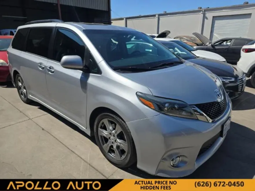 2017 Toyota Sienna SE photo 1
