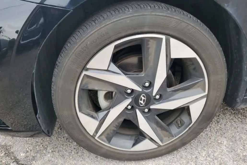 2023 Hyundai Elantra SEL photo 1