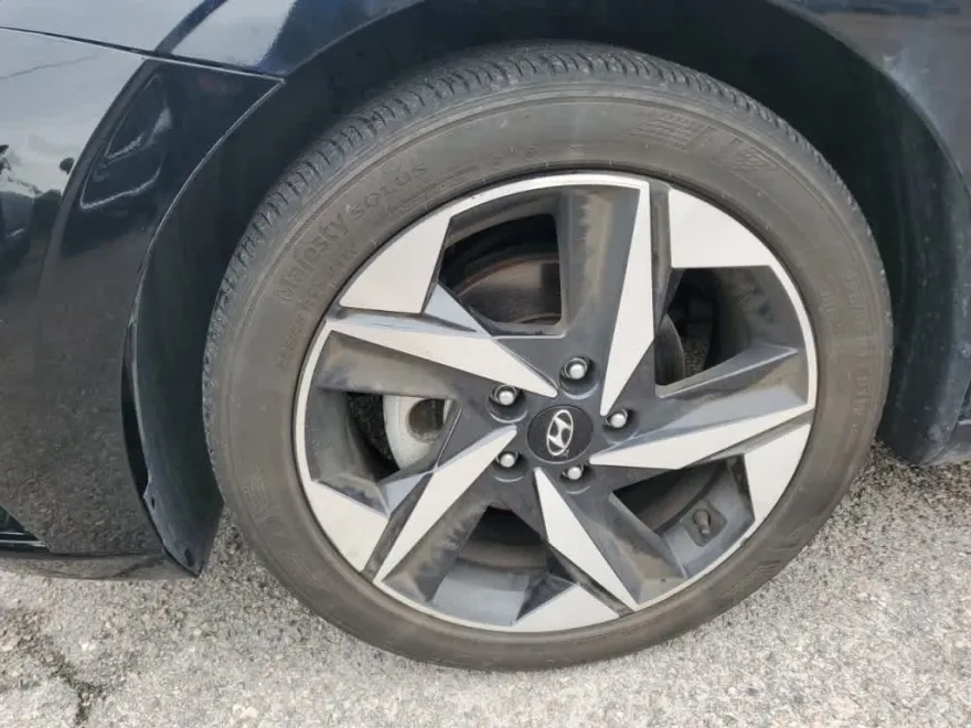 2023 Hyundai Elantra SEL photo 1