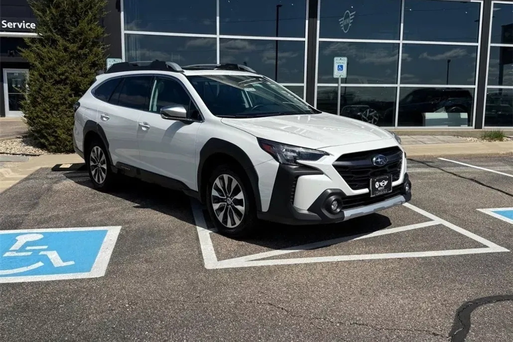 2023 Subaru Outback Touring photo 1