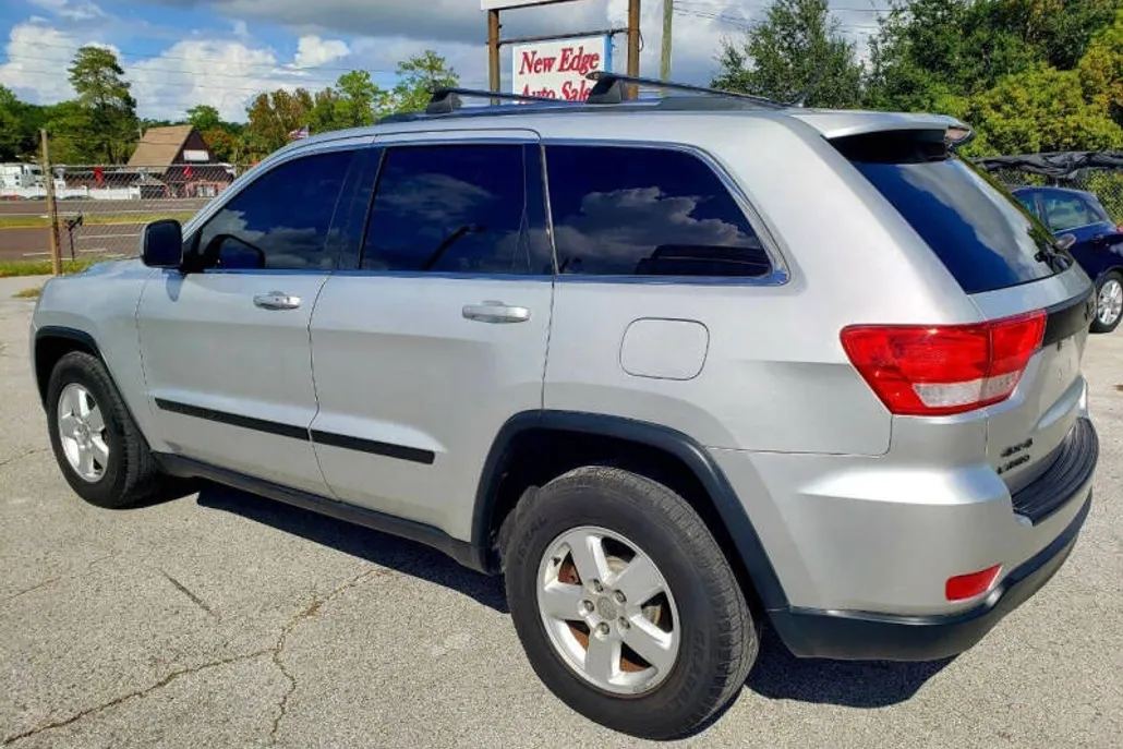 2011 Jeep Grand Cherokee Laredo photo 1
