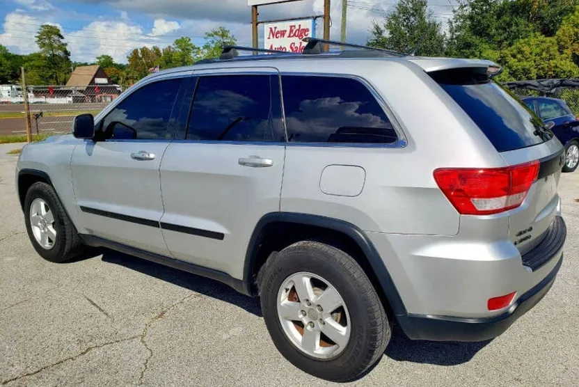 2011 Jeep Grand Cherokee Laredo photo 1