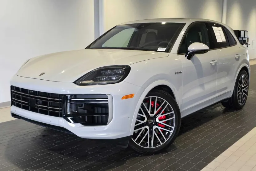 2025 Porsche Cayenne Turbo E-Hybrid photo 1