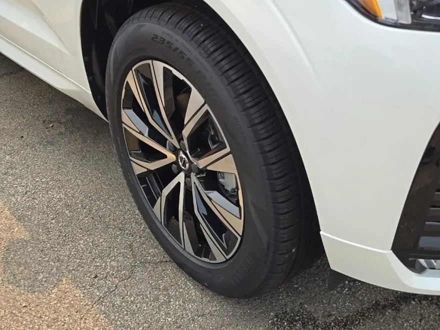 2025 Volvo XC60 B5 Core photo 1