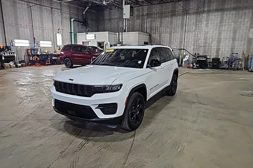 2023 Jeep Grand Cherokee Laredo photo 1