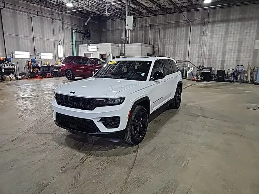 2023 Jeep Grand Cherokee Laredo photo 1