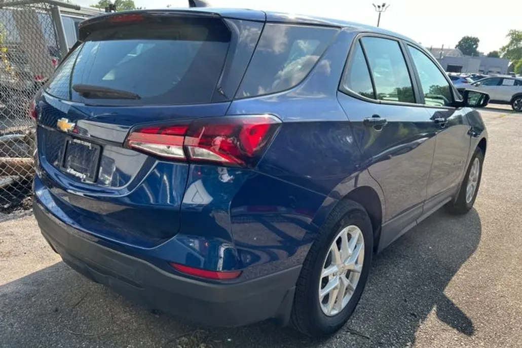 2022 Chevrolet Equinox LS photo 1