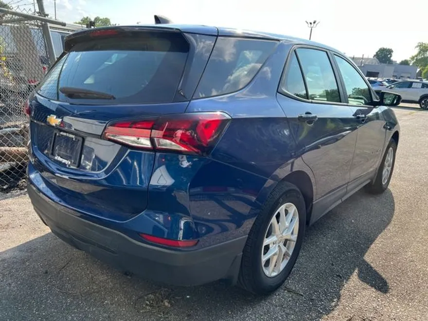 2022 Chevrolet Equinox LS photo 1