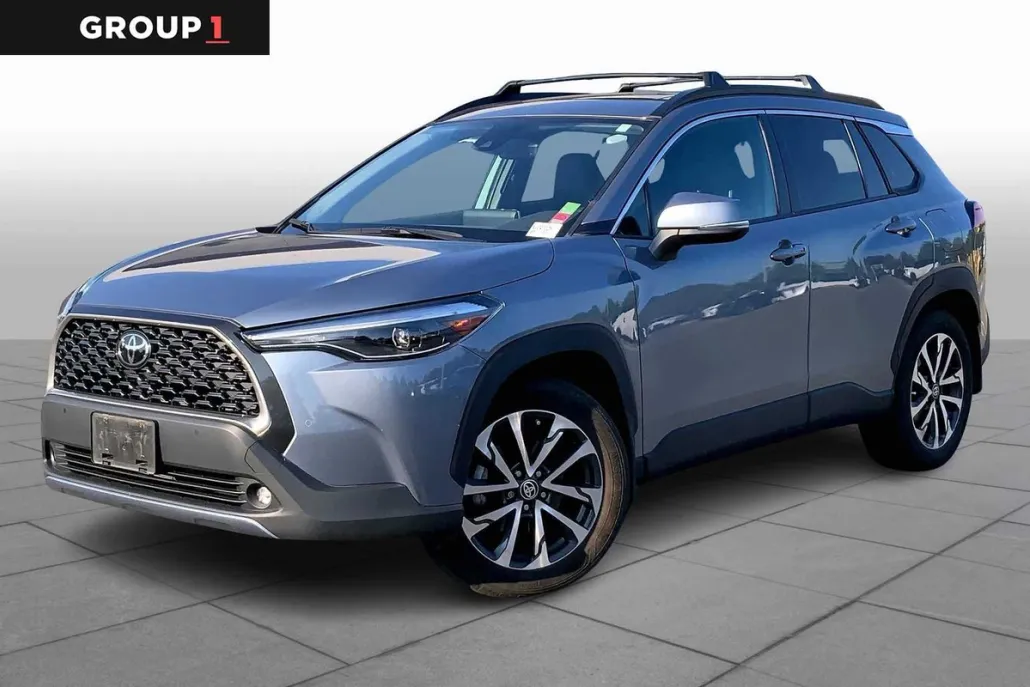 2022 Toyota Corolla Cross XLE photo 1