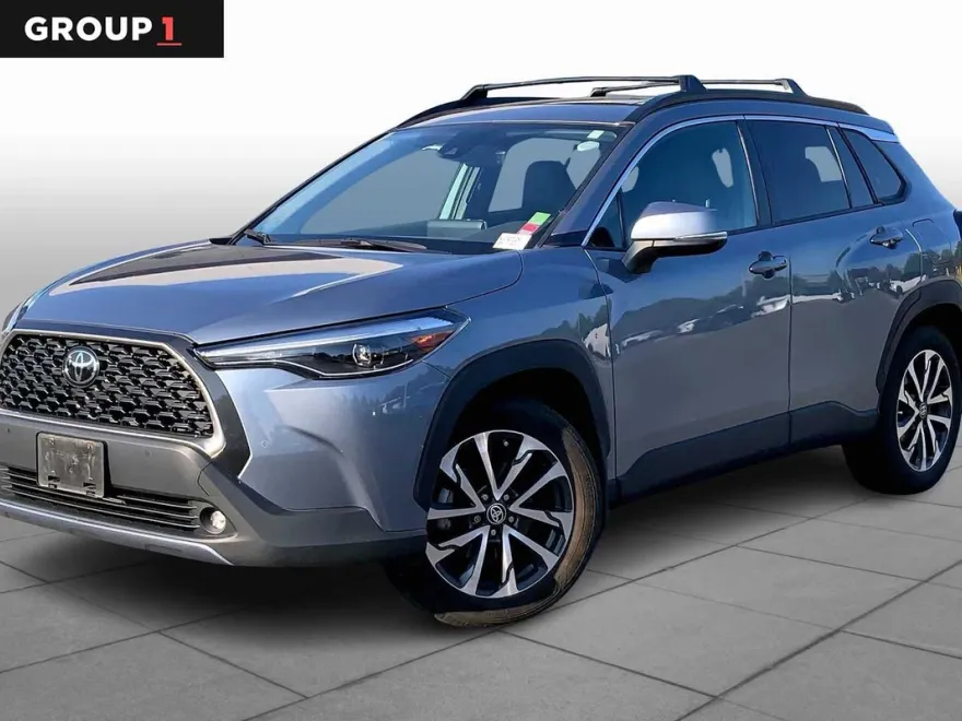 2022 Toyota Corolla Cross XLE photo 1